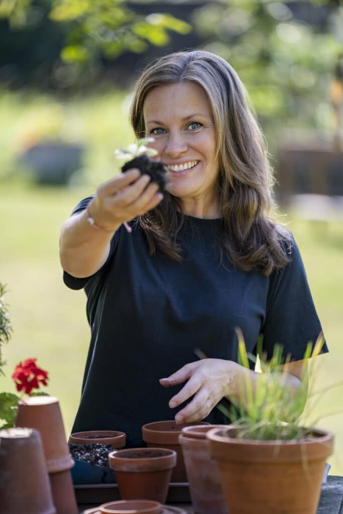 Linsey laat een zelf gegroeide plant zien