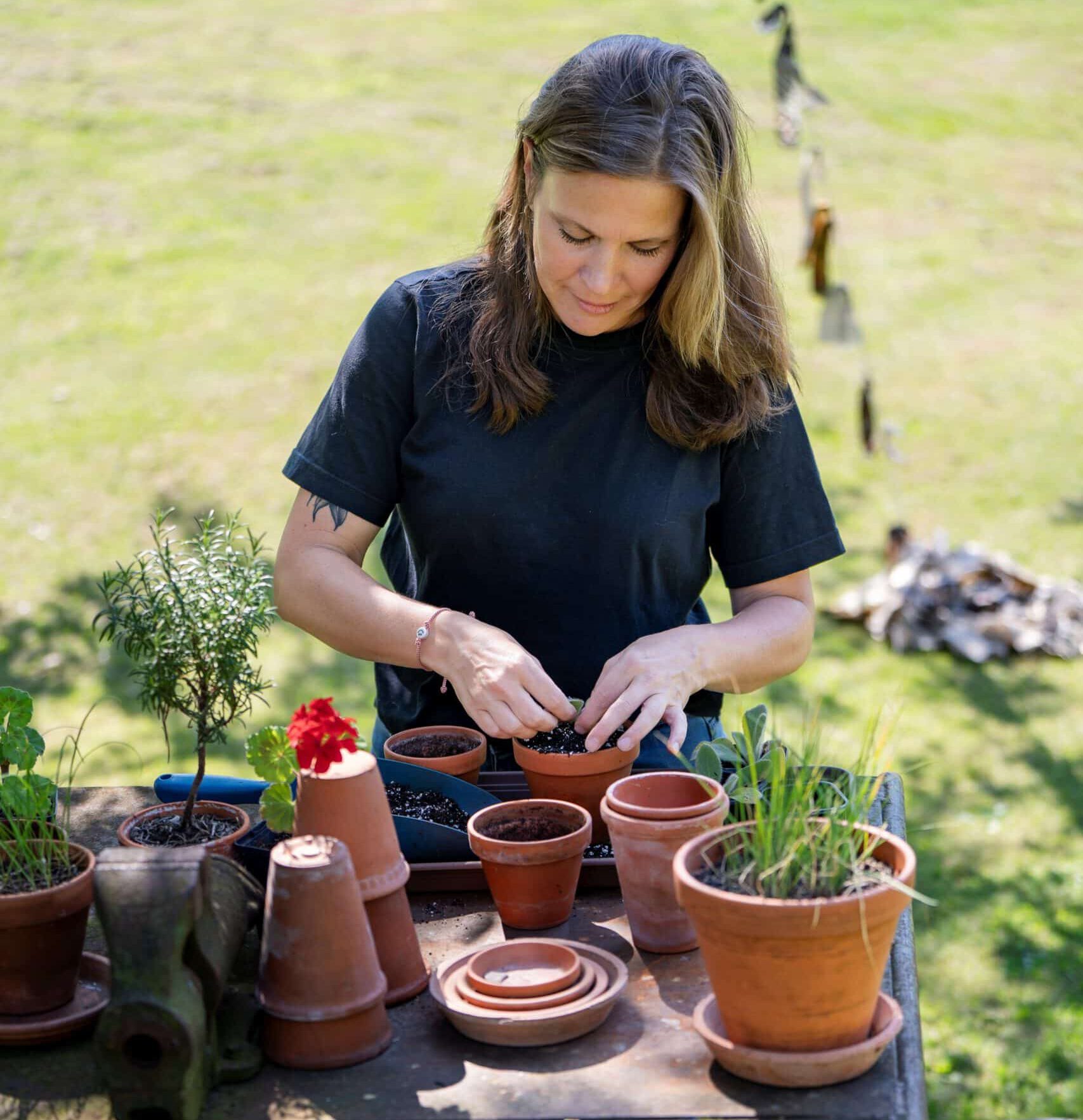 Linsey is plantjes aan het zaaien en verspenen in kleine schattige potjes