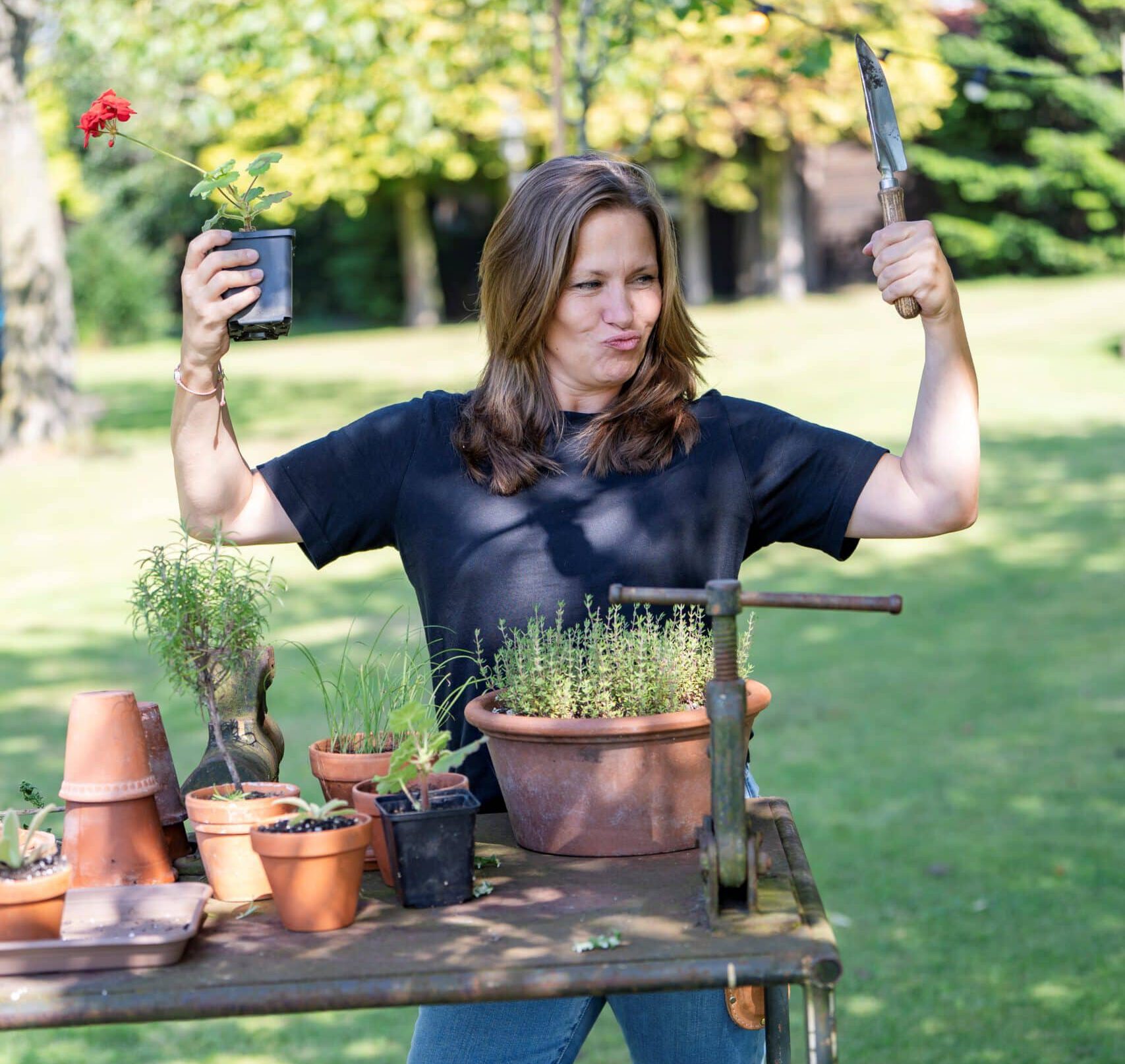 Linsey staat stoer achter de kruidenpotjes op het landgoed van Foxhill garden